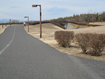ゆるやかな勾配がある道