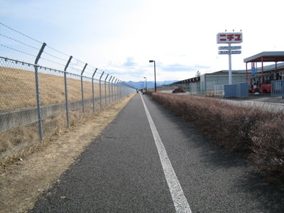 細くてまっすぐな道